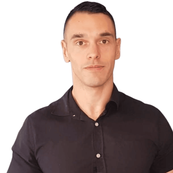Fabien Arel, fondateur de FJ Fire, ancien pompier de Paris spécialisé dans l'installation et la maintenance d'extincteur