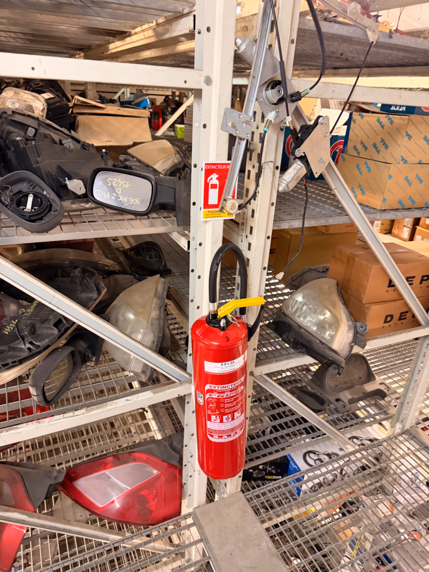 Installation d'extincteurs dans un magasin de pièces automobiles à Saint-André-de-Cubzac : poudre 9 kg, eau 6 L et CO2